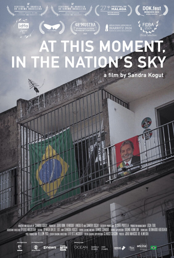 At This Moment the Nations Sky. Plakat for filmen "At This Moment, In The Nation's Sky" av Sandra Kogut. Vist på flere festivaler. Produsenter, crew og samarbeidspartnere er oppført.