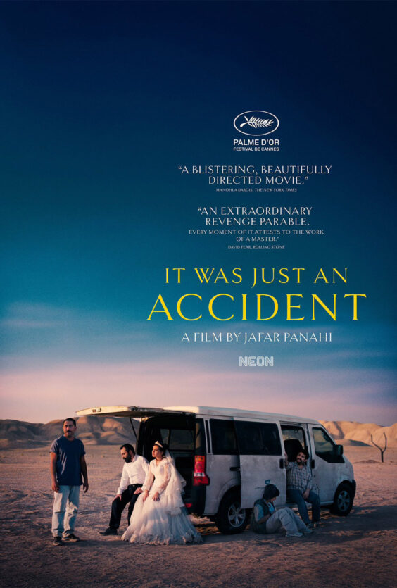 Bare et uhell. Filmplakat: "It Was Just an Accident" av Jafar Panahi. Sitat fra The New York Times og Rolling Stone. Viser fire personer og en varebil i ørkenen.