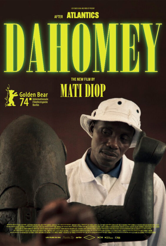Dahomey. Plakat for filmen "Dahomey" av Mati Diop. Vant Golden Bear på 74. Berlinale. En mann i hvit hatt og frakk ser på en statue.