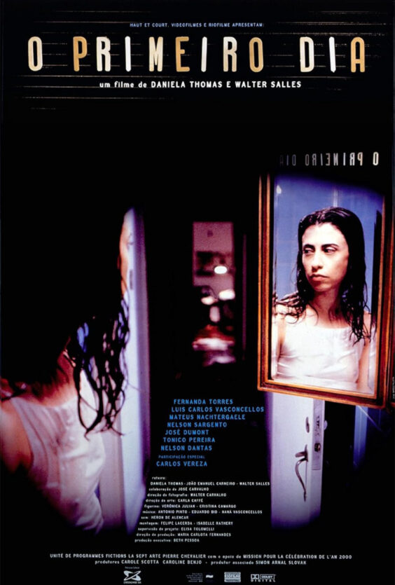 Den første dagen. Filmplakat for "O Primeiro Dia" av Daniela Thomas og Walter Salles. Skuespillere: Fernanda Torres m.fl. Bildet viser en kvinne foran et speil.