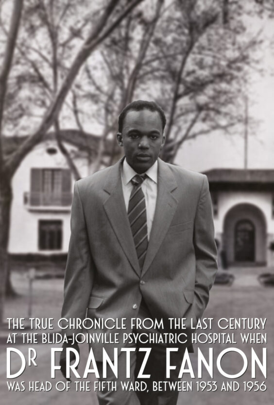 Frantz Fanon. Plakaten viser en mann i dress foran en bygning. Tekst: "The true chronicle from the last century at the Blida-Joinville Psychiatric Hospital when Dr Frantz Fanon was head of the fifth ward, between 1953 and 1956."