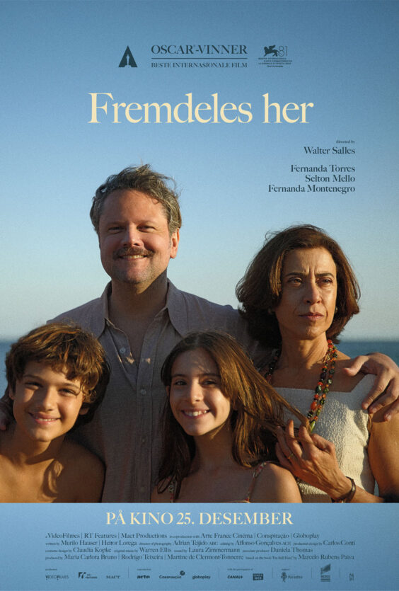 Fremdeles her. Plakat for filmen "Fremdeles her", regissert av Walter Salles. Premiere 25. desember. Fire personer smiler foran havet. Oscar-vinner, beste internasjonale film.