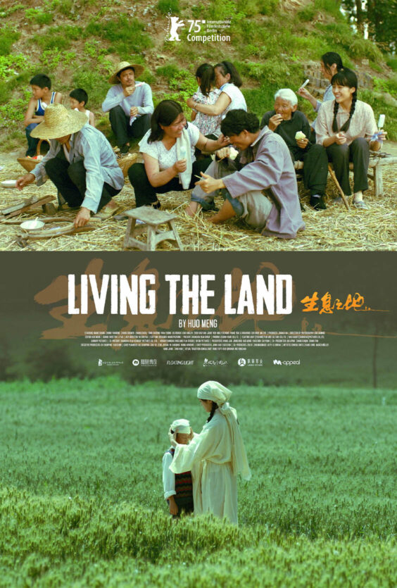 Livet på landet. Living the Land. Plakat for filmen "Living the Land" av Huo Meng. Viser folk som spiser ute og to personer i en åker. Deltakere og produksjonsteam er listet opp.