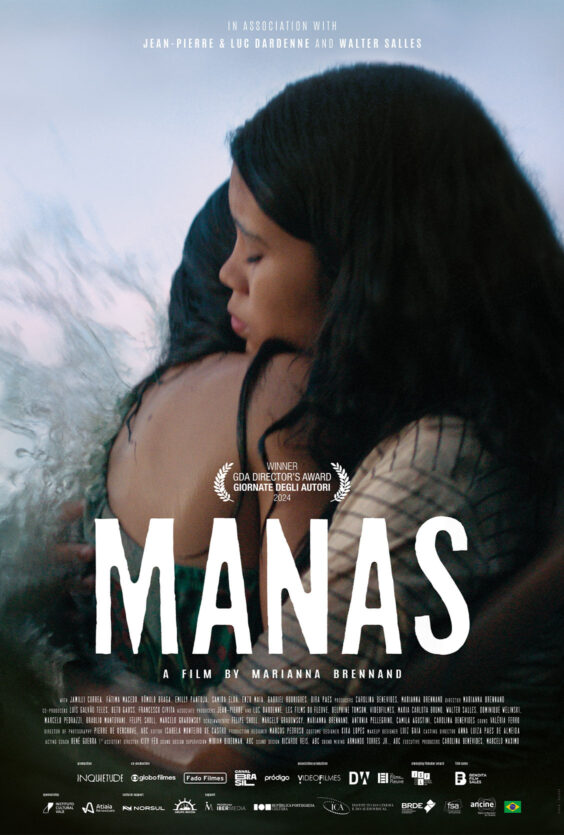 Manas. Filmplakat for "MANAS", regissert av Marianna Brennand. Vinner av GDA Director's Award 2024. To kvinner omfavner hverandre på bildet.
