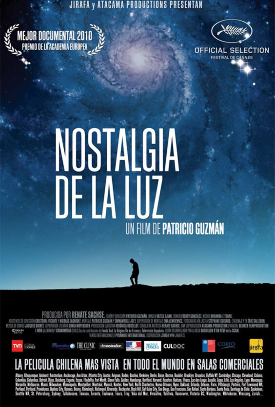 Nostalgia for the Light. Plakaten viser "Nostalgia de la Luz" av Patricio Guzmán, prisvinnende og vist på Cannes. Bildet viser en person under en stjernehimmel.