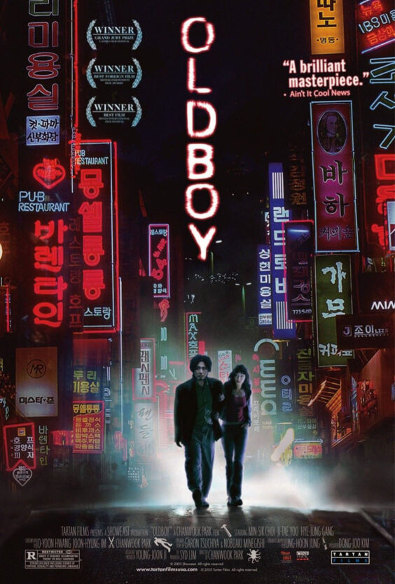 Oldboy. Plakaten viser en mann og en dame som går nedover en mørk gate. Rundt dem er det neonskilt med koreanske tegn.