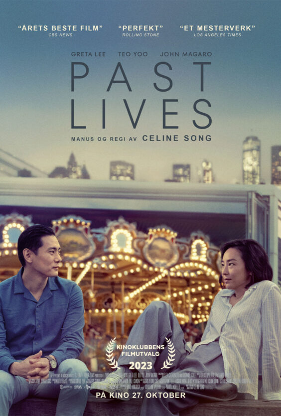 Past Lives. Filmen "Past Lives" med Greta Lee, Teo Yoo og John Magaro. Regi: Celine Song. Premiere 27. oktober. Plakaten viser to personer foran en karusell i byen.