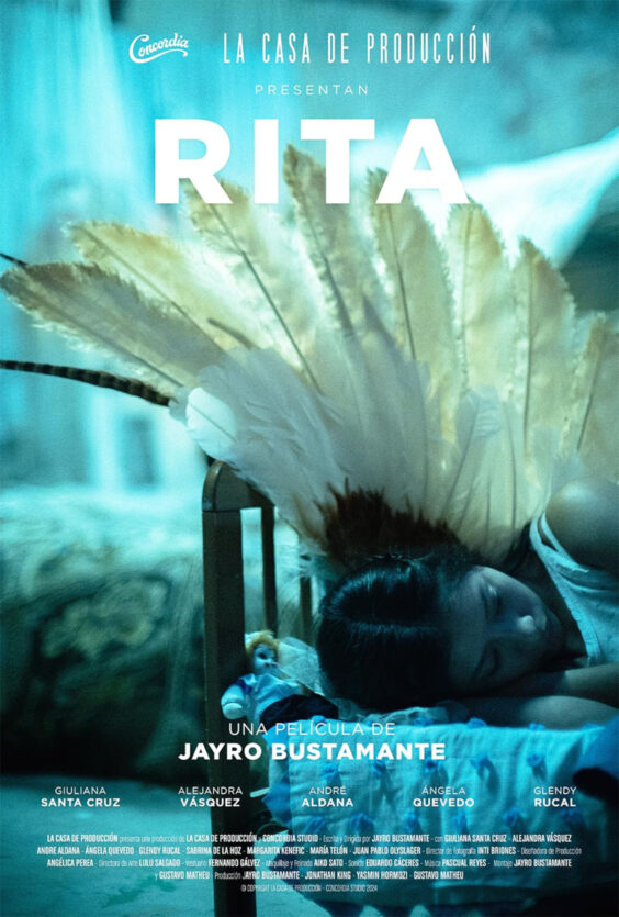 Rita. Plakat for filmen "Rita" av Jayro Bustamante. Medvirkende: Giuliana Santa Cruz, Alejandra Vásquez, André Aldana, Ángela Quevedo, Glendy Rucal. Bildet viser en jente som ligger i sengen med fjær bak seg.