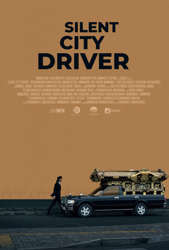 Silent City Driver. Plakat for filmen "Silent City Driver" med navn på produksjonsselskaper, skuespillere og crew. Bildet viser en mann i dress ved en bil med dekorert kiste på taket.