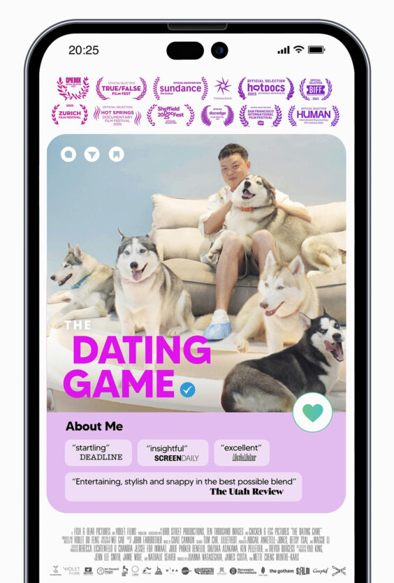 The Dating Game. Plakaten viser en mann på sofa med fem huskyhunder. Tittel: "The Dating Game". Filmen er valgt ut til flere filmfestivaler i 2025. Sitat: "startling", "insightful", "excellent".