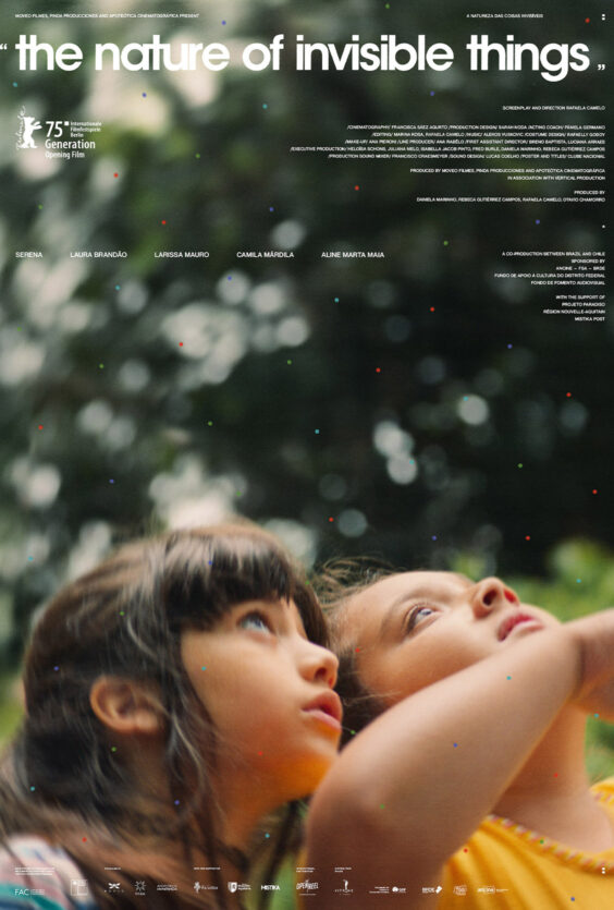 The Nature of Invisible Things. Plakat for filmen "The Nature of Invisible Things", regi Rafaela Camelo. Åpningsfilm på Berlinalen. Bildet viser to barn som ser opp mot himmelen.