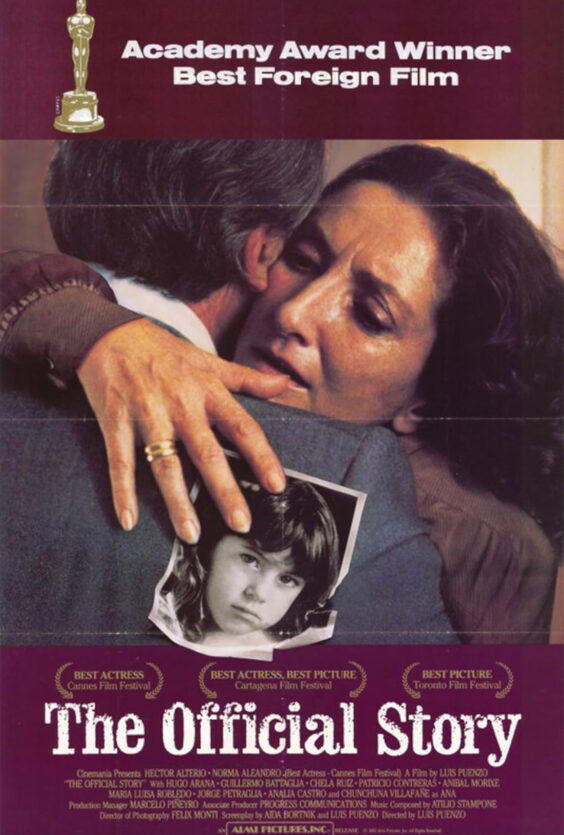 The Official Story. Plakaten viser to personer som omfavner hverandre, en kvinne holder et bilde av en jente. Tekst: "The Official Story", vinner av flere filmpriser, inkludert Oscar for beste utenlandske film.