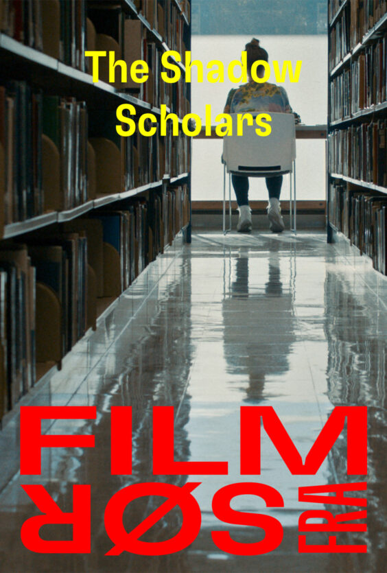 The Shadow Scholars. Plakaten viser en person som sitter alene ved et bord i et bibliotek. Teksten på plakaten er: "The Shadow Scholars" og "FILMRØS FRA" (opp ned).