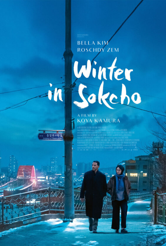 Winter in Sokcho. Plakat for filmen "Winter in Sokcho" med Bella Kim og Roschdy Zem. Regi: Koya Kamura. To personer går på en snødekt vei i en by om kvelden.