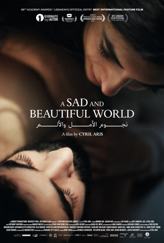 A Sad and Beautiful World Nærbilde av to ansikter tett mot hverandre med lukkede øyne Filmtittel og tekst er plassert midt i bildet