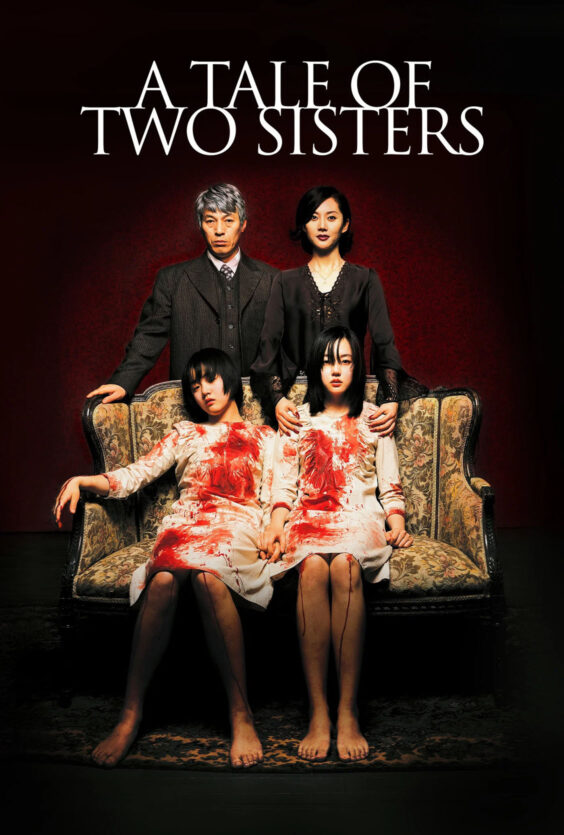 A Tale of Two Sisters Plakat med to personer som staar bak to andre som sitter De som sitter er dekket i blod