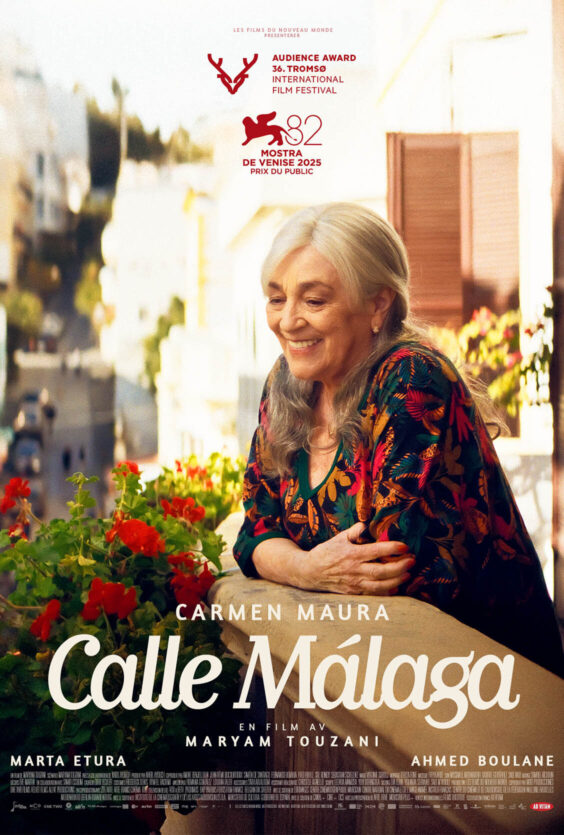 Calle Malaga Eldre kvinne med grått har lener seg på et rekkverk ved røde blomster med bygninger og tekstfelt i bakgrunnen
