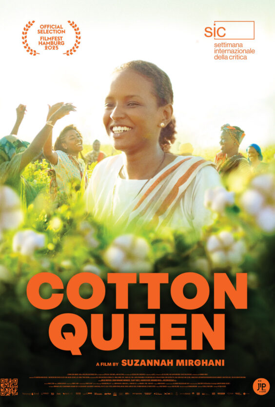 Cotton Queen Smilende kvinne i forgrunnen blant hvite bomullsplanter Flere personer i bakgrunnen Stor oransje tittel nederst