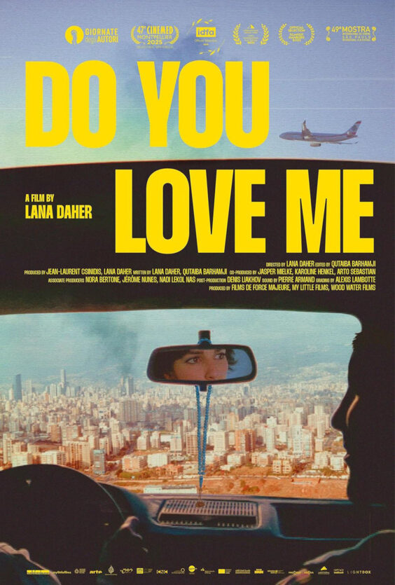 Do You Love Me Filmplakat Innsiden av en bil med utsikt over en storby I speilet ser vi anskitet til en kvinne Filmtittel emd store gule bokstaver