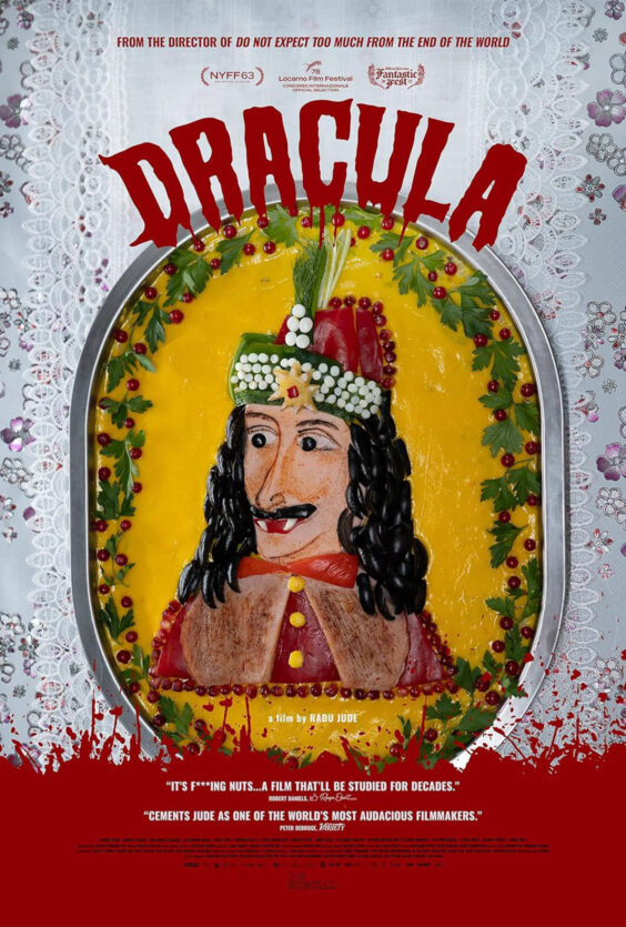Dracula En stor rett med gul bakgrunn dekorert med grønnsaker og urter som danner et portrett av Dracula med svart hår rød kappe og hatt på et blondet dekket bord