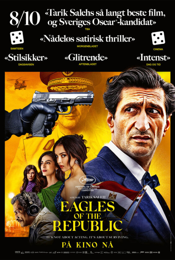 Eagles of the Republic Poster Filmplakat med mann i dress i forgrunn En hand med svart hanske holder en pistol mot hodet pa en uniformert mann Tre kvinner og en mann med hodetelefoner under
