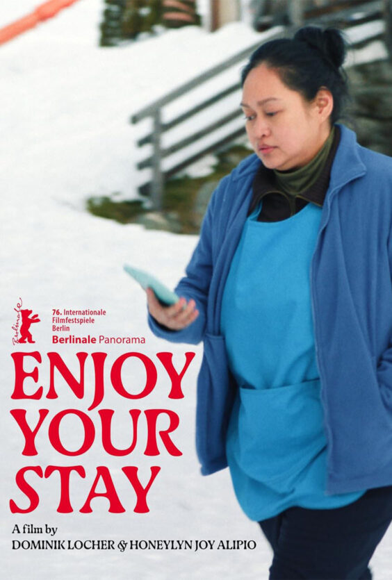 Enjoy your stay Plakat bilde av kvinne i bla jakke et rekkverk og sno i bakgrunnen