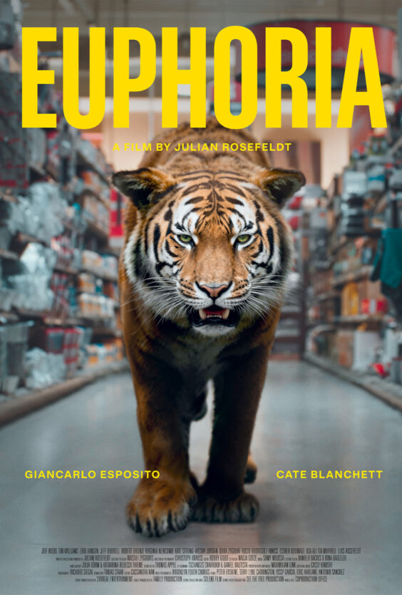Euphoria En tiger går mot kamera midt i en butikkgang Det er hyller fulle av varer på begge sider