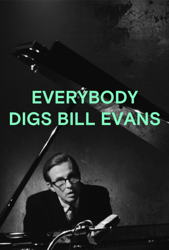Everybody Digs Bill Evans En mann med briller sitter ved et flygel Store lyse bokstaver med teksten Everybody Digs Bill Evans står over bildet