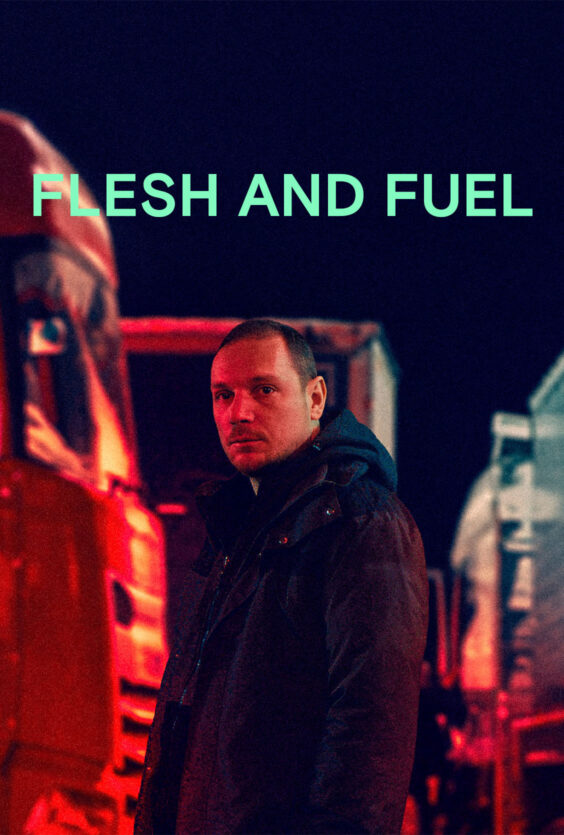 Flesh and Fuel En mann med kort hår og mørk jakke står foran to lastebiler i mørket Store gule bokstaver med filmtittel vises øverst i bildet