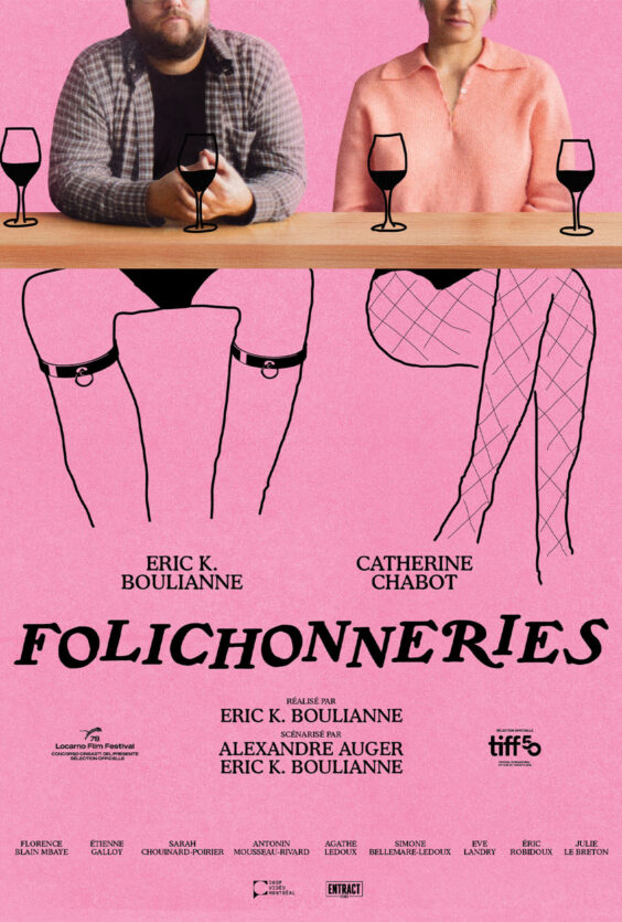 Follies En mann i rutete skjorte og en kvinne i rosa genser sitter bak et bord med fire vinglass Under bordet er to par ben med strømper og belter på rosa bakgrunn