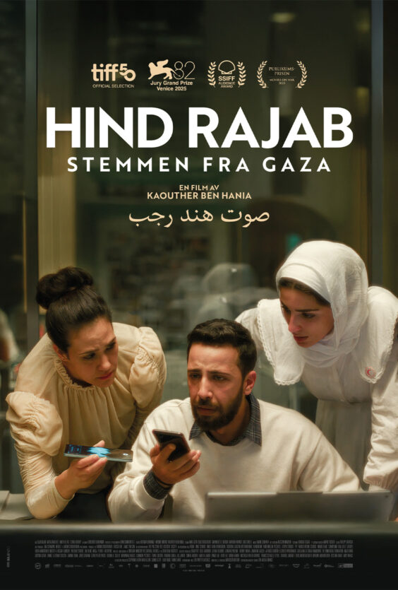 Hind Rajab Filmplakat med tittelen Hind Rajab Stemmen fra Gaza og tre personer ved et bord En mann holder en mobil en kvinne holder en mobil og en kvinne med hvitt hodeplagg lener seg inn