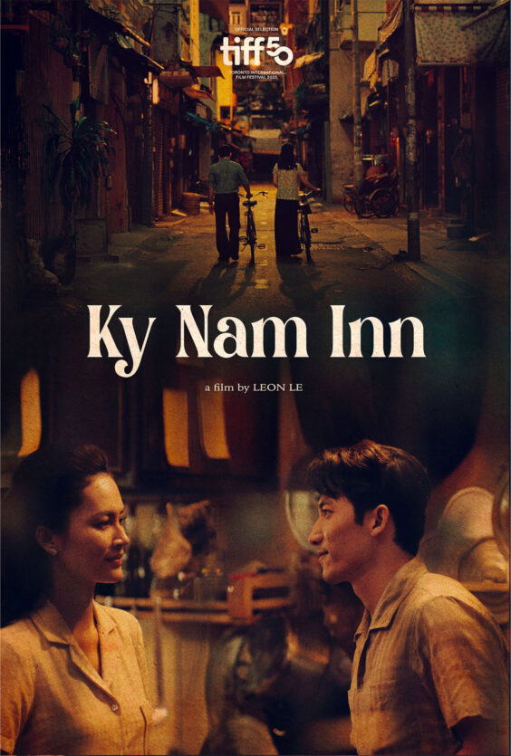 Ky Nam Inn Plakat med personer med sykler i gate og to personer som snakker sammen