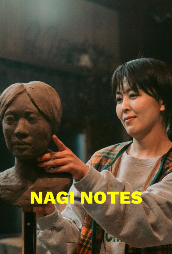 Nagi Notes En person jobber på en byste laget av leire