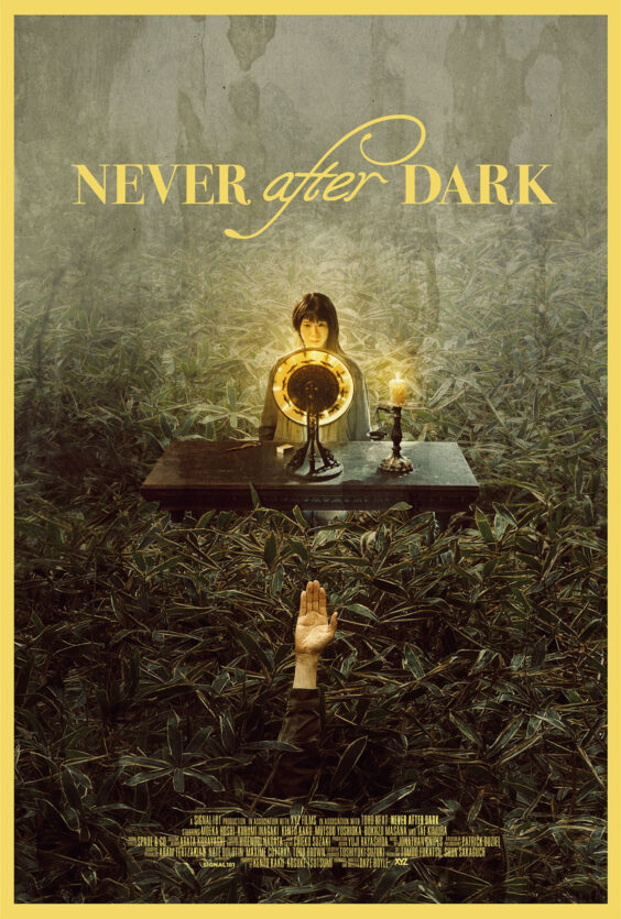 Never After Dark Plakat som viser en person som sitter bak et bord med lys og speil En hand stikker opp foran