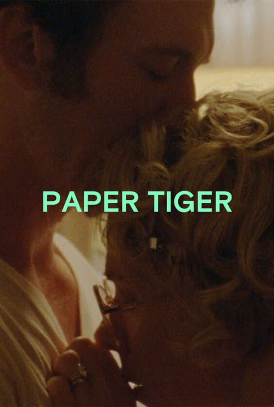 Paper Tiger To personer i nærbilde Den ene har briller og lyst hår Den andre har skjeggstubber Teksten PAPER TIGER står midt i bildet