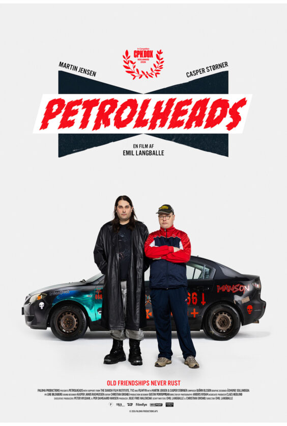 Petrolheads To personer står foran en sort bil med fargerik dekor og teksten Manson på siden Den ene har langt hår og svart frakk Den andre har caps og rød og blå jakke