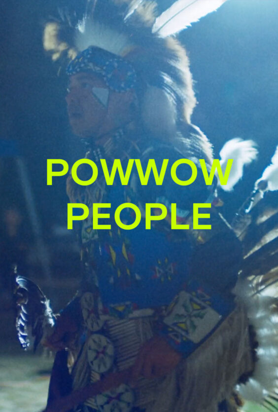 Powwow People En person i tradisjonell fjærpryd og fargerik drakt med fjær og perler Store gule bokstaver med teksten Powwow People midt på bildet