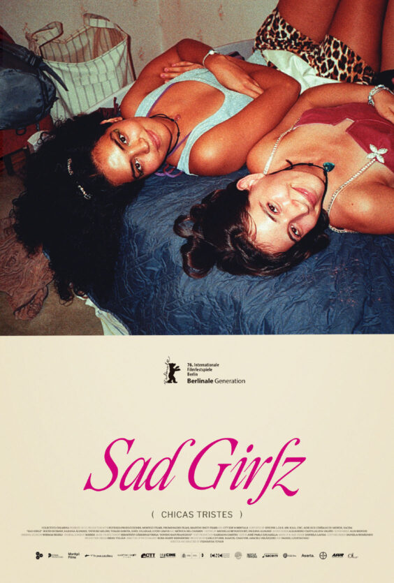 Sad Girlz Plakat som viser to unge kvinner ligger pa en seng og ser mot kamera