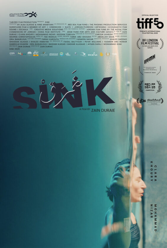 Sink Plakat Stor tekst på venstre side og en kvinne delvis synlig bak en glassflate til høyre Logoer og festivalutmerkelser langs høyre side