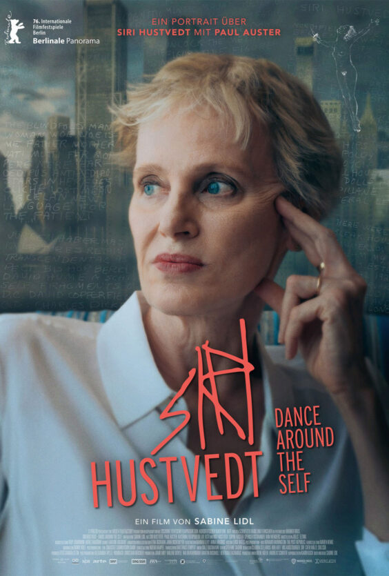 Siri Hustvedt Dansen rundt selvet En kvinne med kort lyst hår og hvit skjorte sitter foran et vindu Hun holder hånden mot hodet Tekst og tegninger er synlige i bakgrunnen