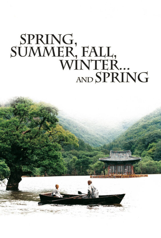 Spring Summer Fall Winter And Spring Plakat med to personer som sitter i en liten baat paa en innsjoe omgitt av groenne fjell En husbaat med tradisjonelt preg staar i bakgrunnen