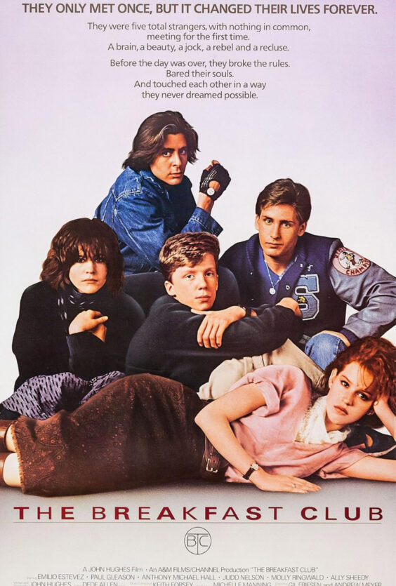 The Breakfast Club Fem ungdommer sitter og ligger tett sammen foran lys bakgrunn Alle ser mot kamera