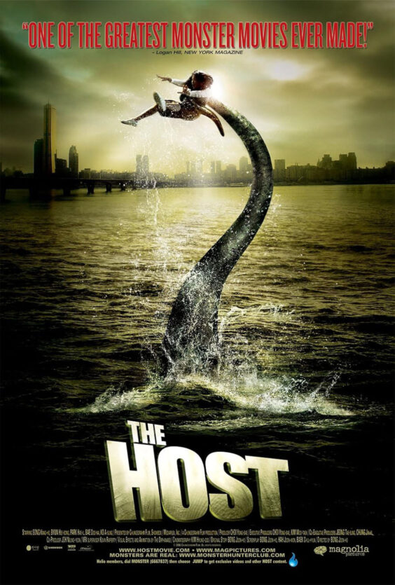 The Host Plakat som viser tentakkel som lofter en kvinne opp fra vannet En by er i bakgrunnen