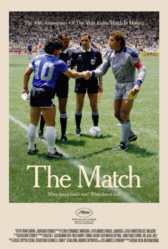 The Match Plakat med tre personer pa fotballbane