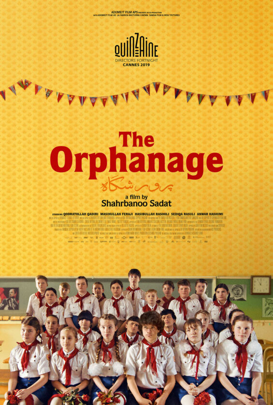 The Orphanage Plakat med en gruppe barn i hvite skjorter og rode skjerf gul bakgrunn