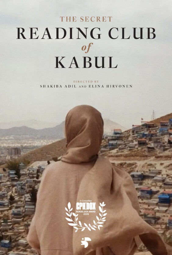 The Secret Reading Club of Kabul Plakat viser en person med sjal ser utover by og fjell