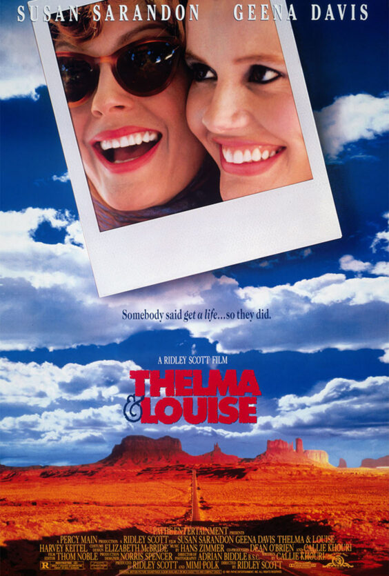 Thelma Louise To kvinner i nærbilde på et polaroidbilde Blå himmel med skyer Rød vei og fjell i bakgrunnen