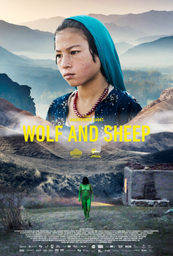 Wolf and Sheep Plakat med jente i blatt hodeplagg fjell i bakgrunnen person malt gronn gaar mot et lite hus